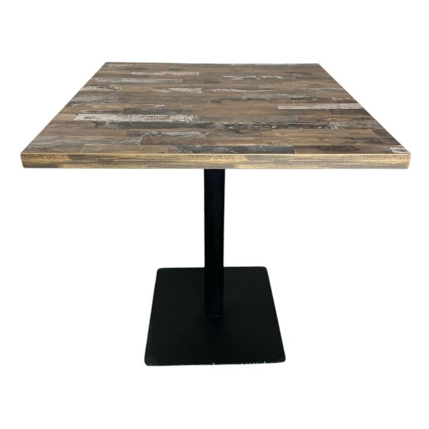 Una mesa cuadrada con tapa de madera y base negra.