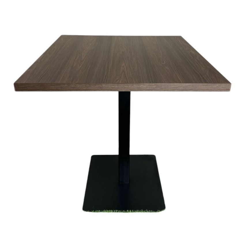 Una mesa de madera con una base negra sobre un fondo blanco
