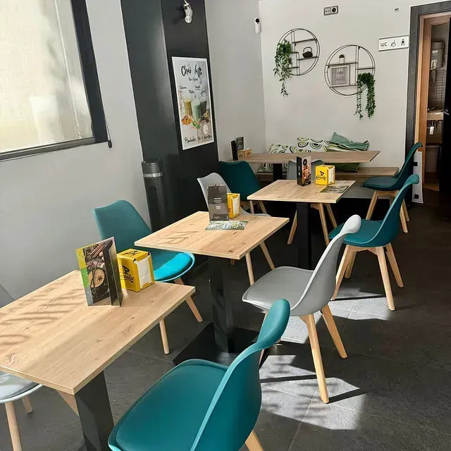 Un restaurante con mesas y sillas y un cartel que dice un solo sentido