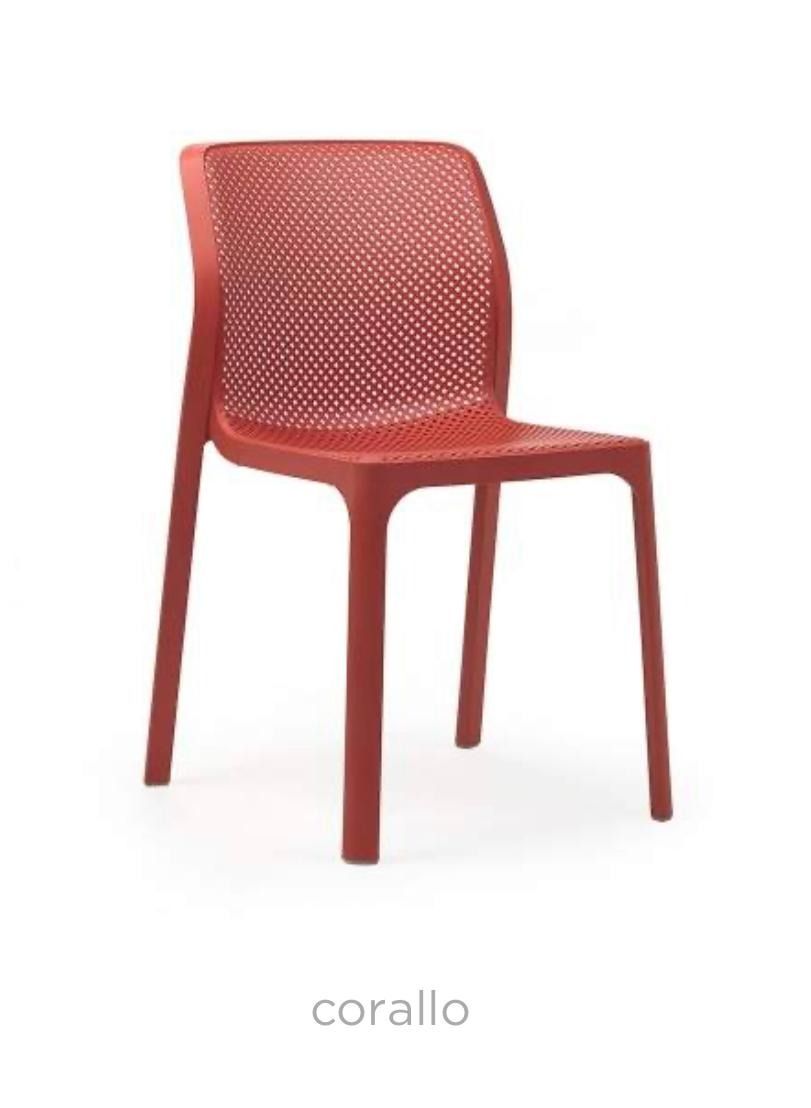 Una silla de plástico amarilla con la palabra senado en la parte inferior