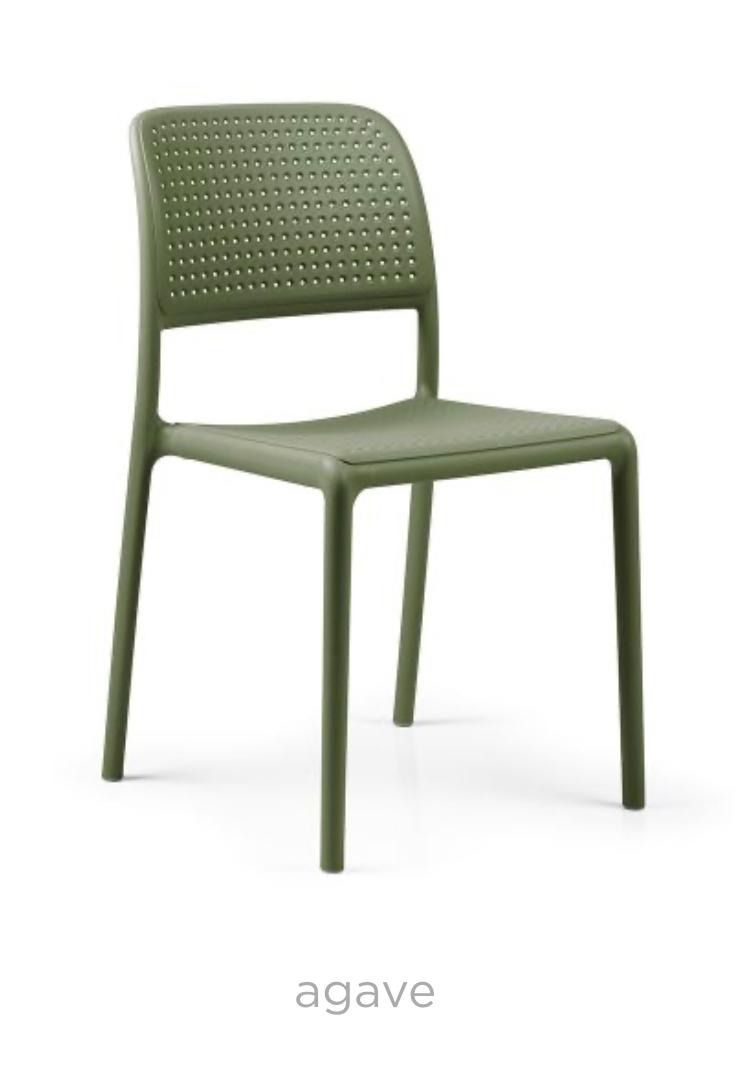 Una silla roja con la palabra rosso en la parte inferior