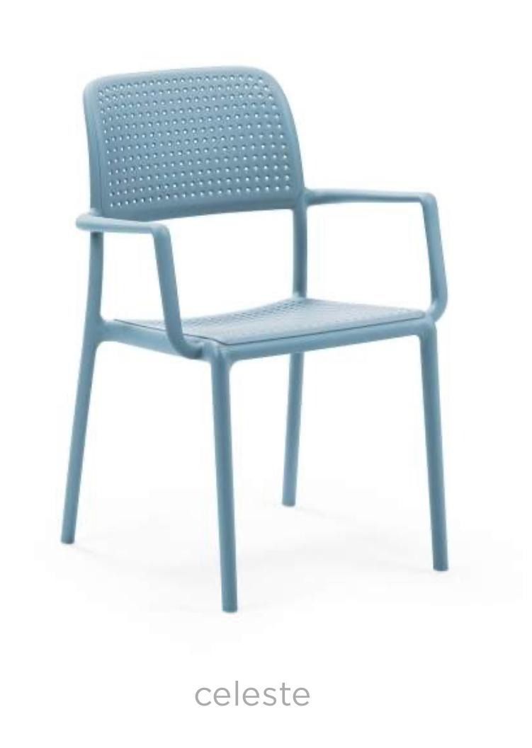 Una silla verde con la palabra agave en la parte inferior.