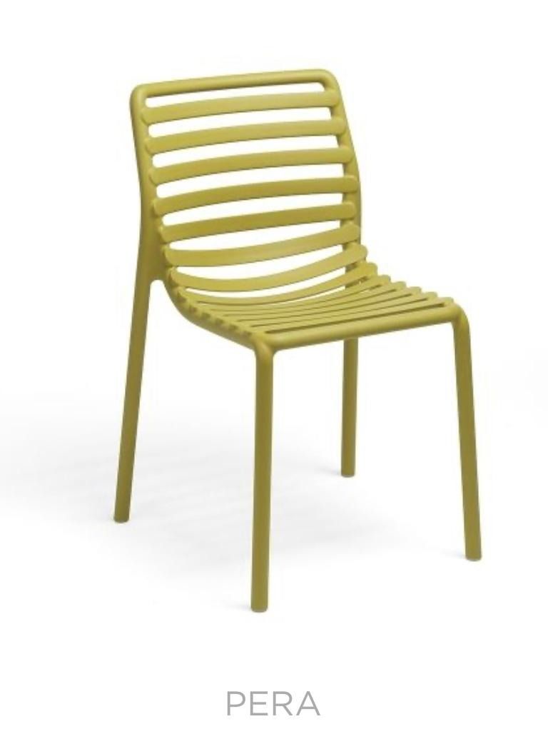 Una silla verde con asiento y respaldo a rayas sobre un fondo blanco.