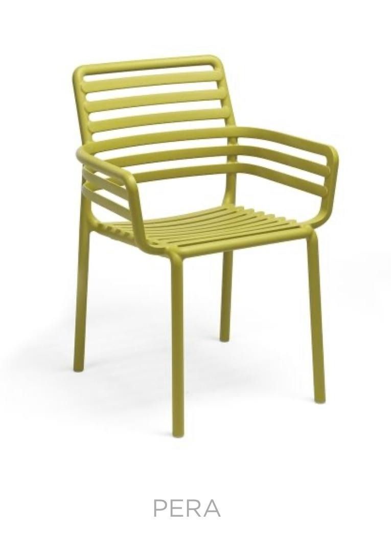 Una imagen de una silla en color marsala.