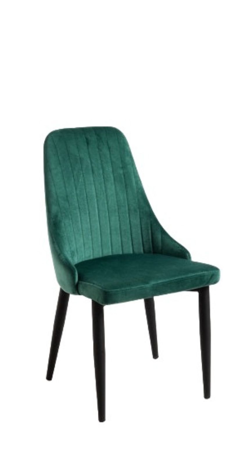 Una silla de terciopelo verde con patas negras sobre un fondo blanco.