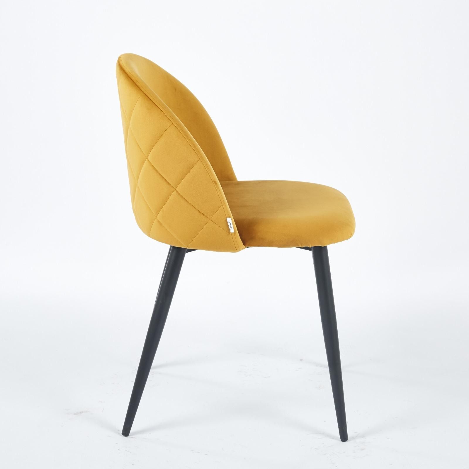 Una silla amarilla con patas de madera sobre un fondo blanco.