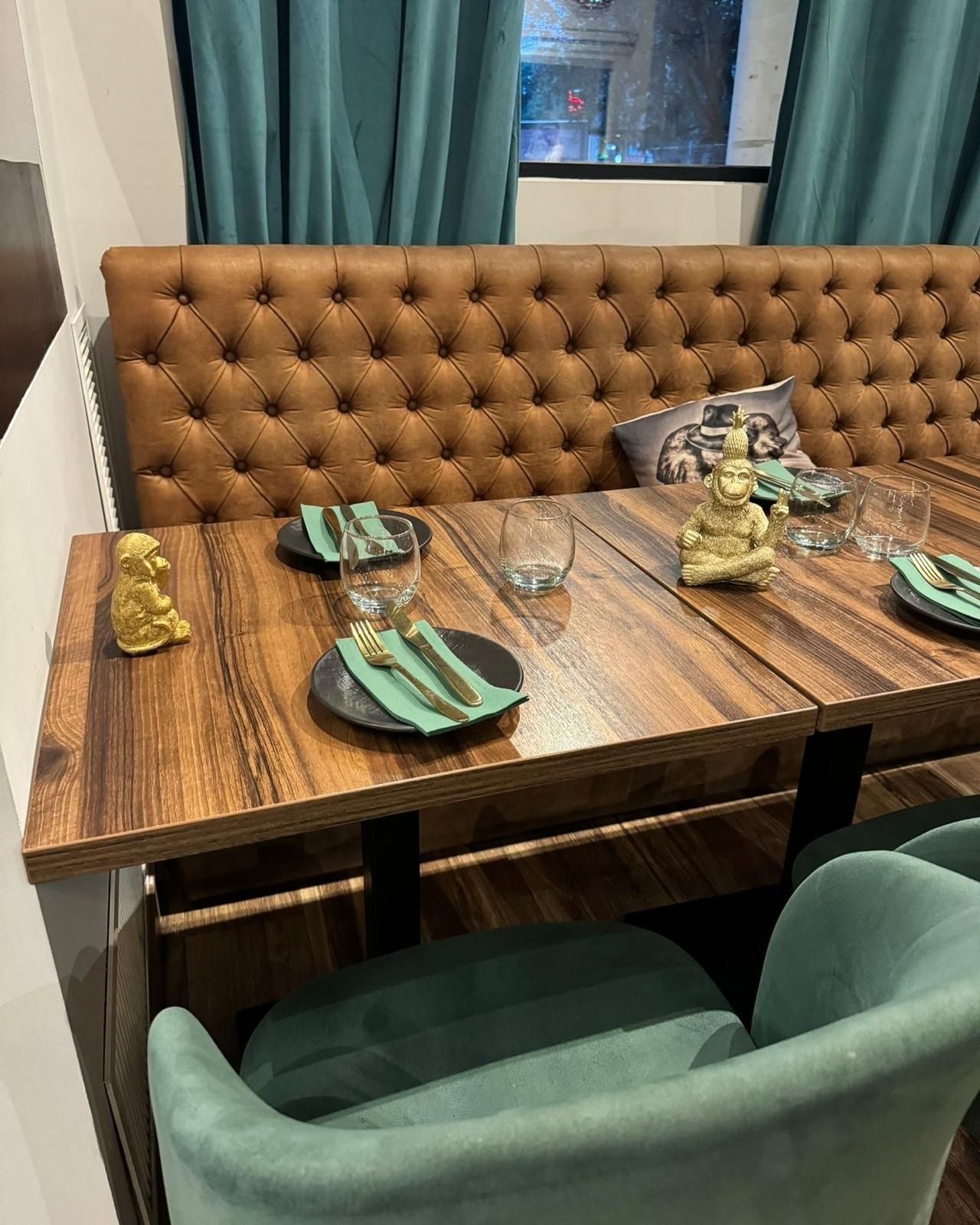 Una cafetería con mesas y sillas y un cartel que dice café goleta