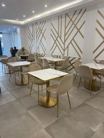 Un restaurante con mesas y sillas en una sala grande.