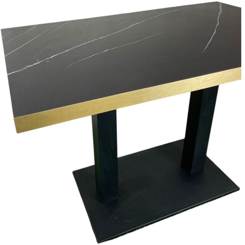 Una mesa negra y dorada con una base negra sobre un fondo blanco.