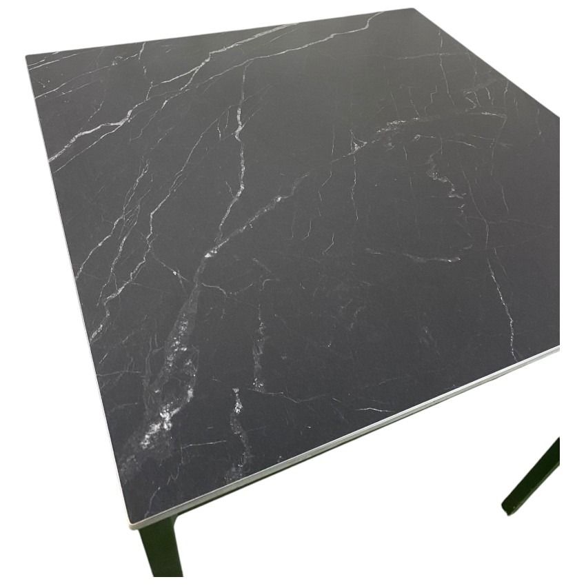 Una mesa negra con patas negras sobre un fondo blanco.