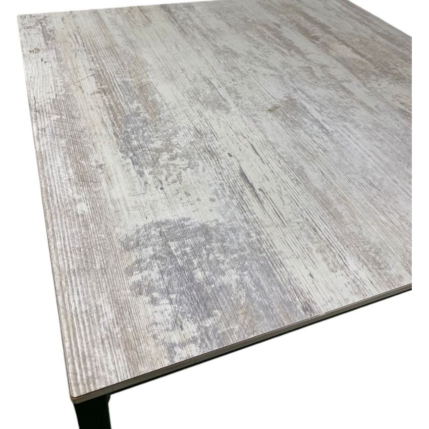 Una mesa con tapa de madera y patas negras sobre fondo blanco.