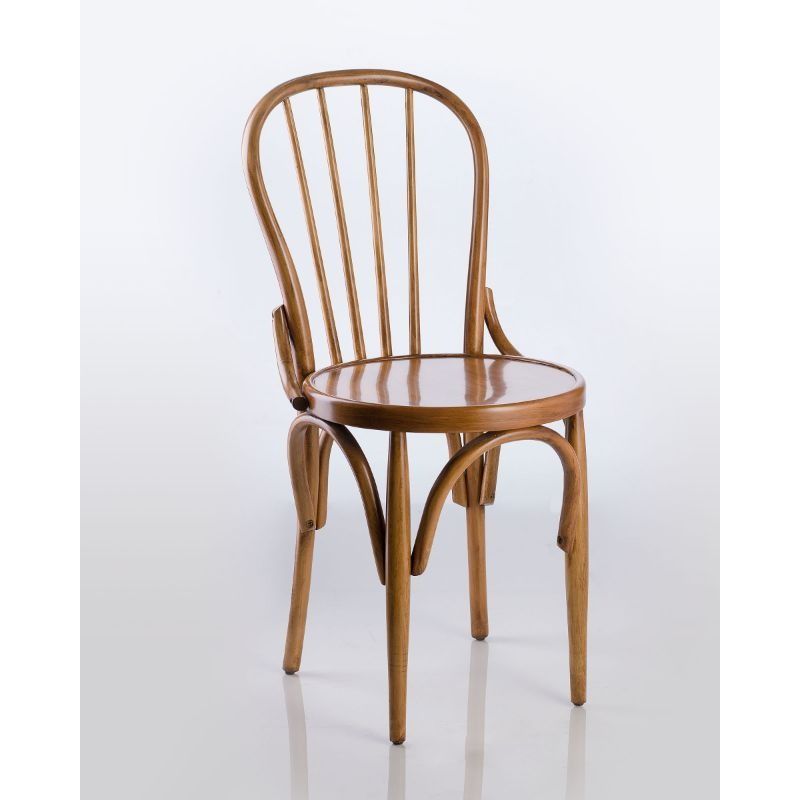 Una silla de madera está sentada sobre un fondo blanco.