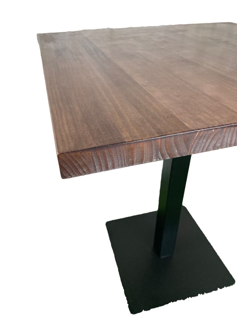 Una mesa cuadrada de madera con una base negra sobre un fondo blanco.