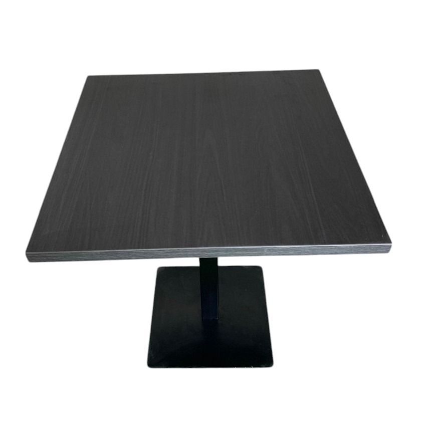 Una mesa cuadrada negra con una base negra sobre un fondo blanco.