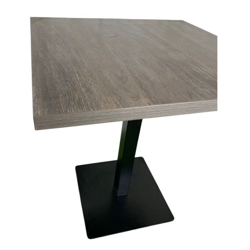 Una mesa cuadrada con una base negra sobre un fondo blanco.