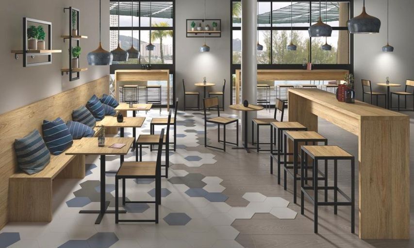 Un restaurante con mesas y sillas y un suelo hexagonal.