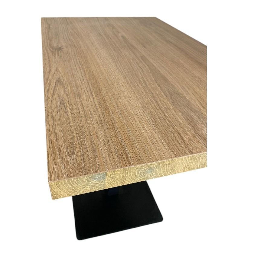 Una mesa con tapa de madera y base negra