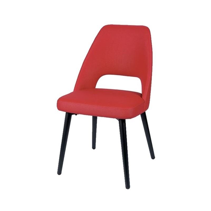 Una silla blanca con patas negras sobre un fondo blanco.