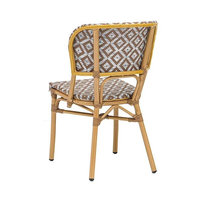 Una silla de mimbre con un patrón geométrico en el respaldo.