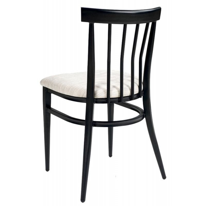 Una silla negra con un asiento blanco sobre un fondo blanco.