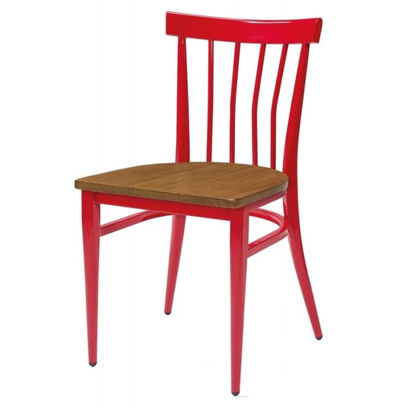 Una silla blanca con asiento de madera sobre un fondo blanco.