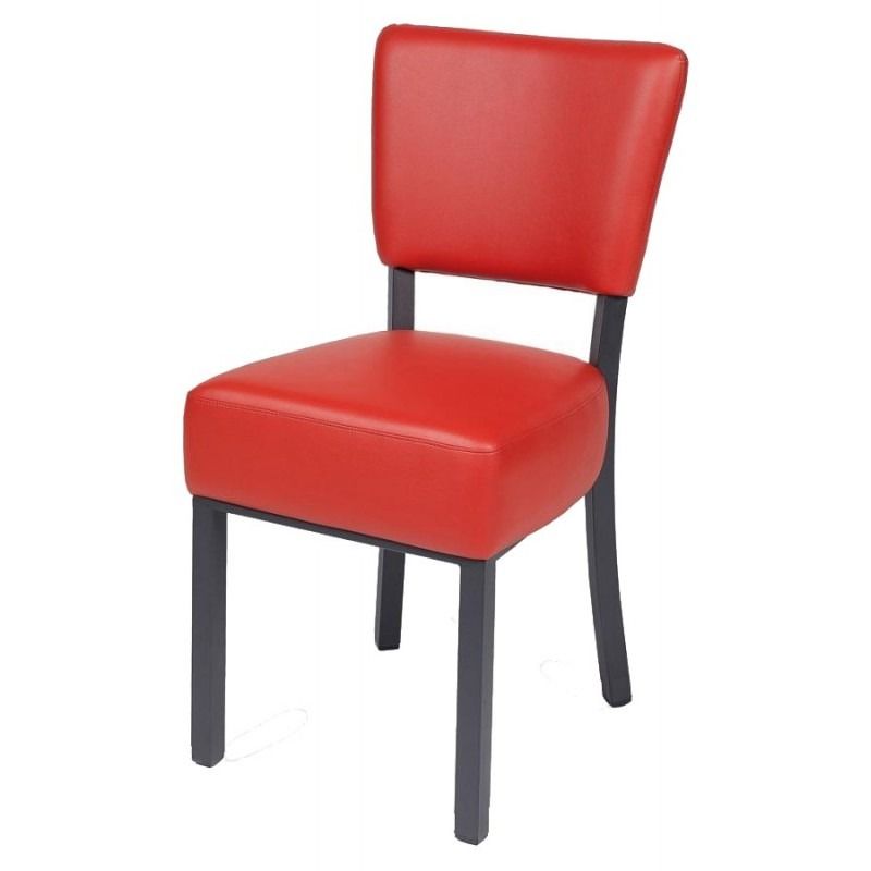 Una silla de cuero beige con patas negras sobre un fondo blanco.