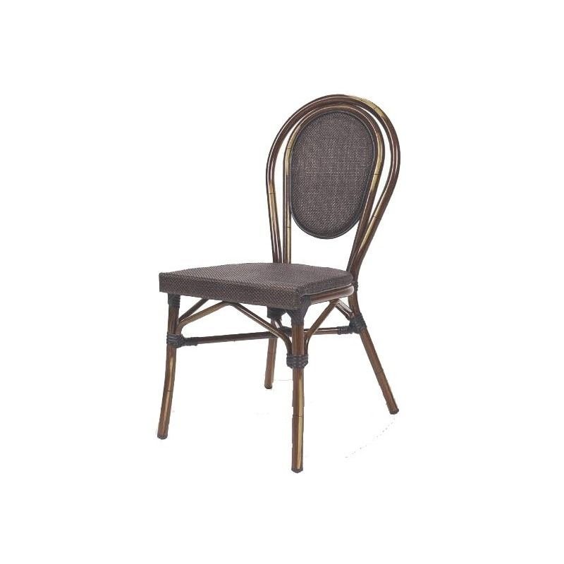 Una silla de mimbre con respaldo de mimbre sobre un fondo blanco.