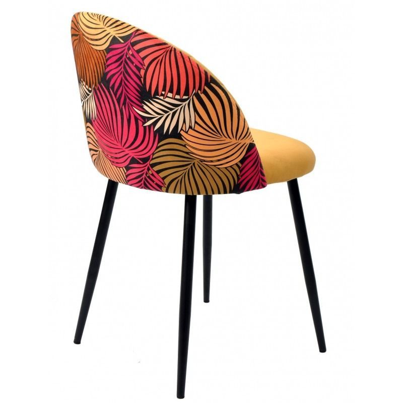 Una silla amarilla con patas negras sobre un fondo blanco.