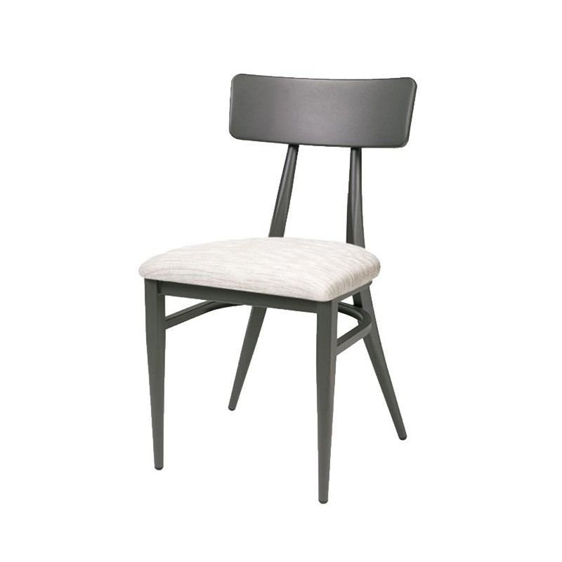 Una silla negra con un asiento verde sobre un fondo blanco.