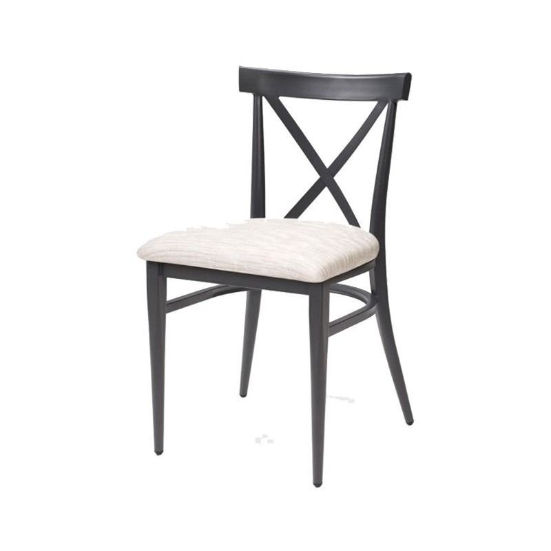 Una silla blanca con un cojín blanco encima.