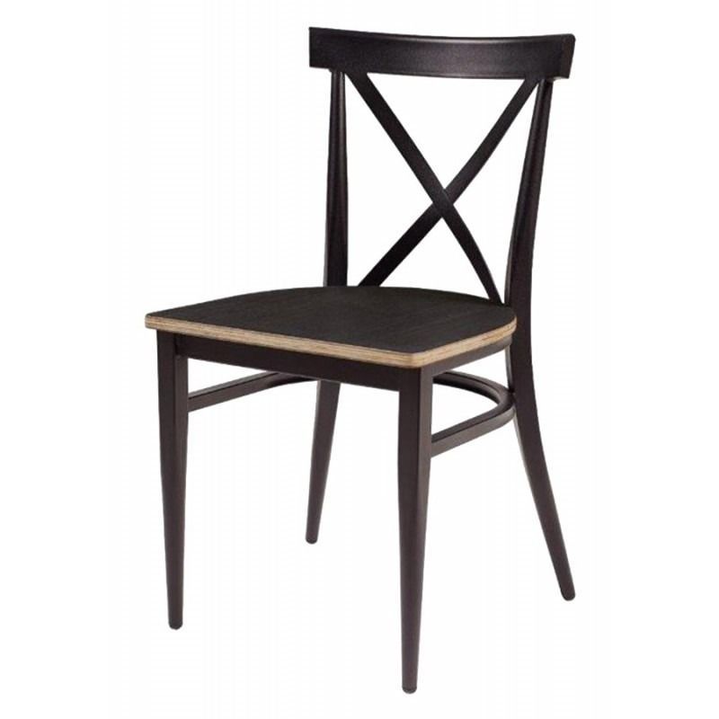 Una silla negra con asiento y respaldo de madera