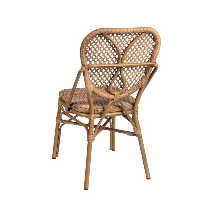 Una silla de mimbre con respaldo en forma de corazón sobre un fondo blanco.