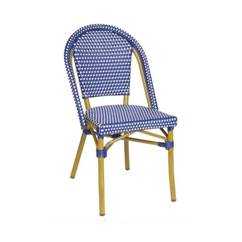 Una silla de mimbre roja y blanca sobre un fondo blanco.