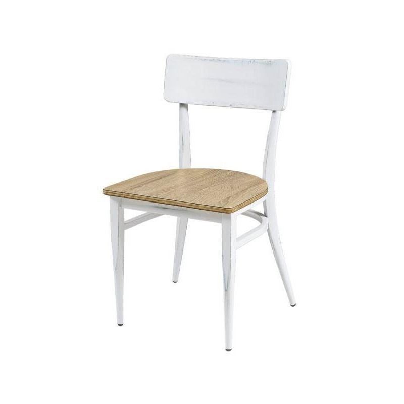 Una silla de madera con respaldo y patas negras sobre fondo blanco.