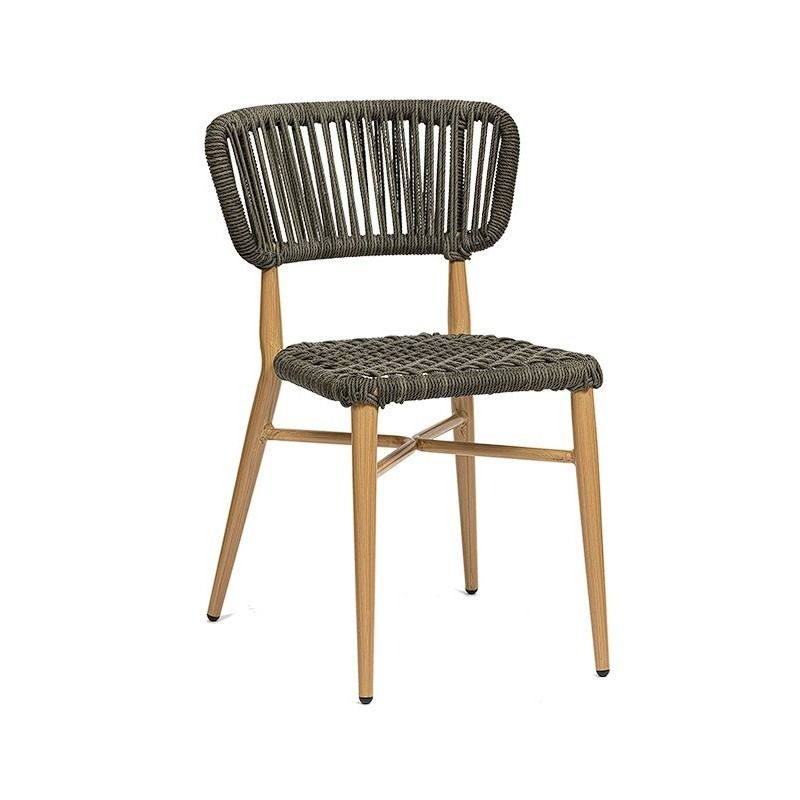 Una silla de mimbre con patas negras sobre fondo blanco.