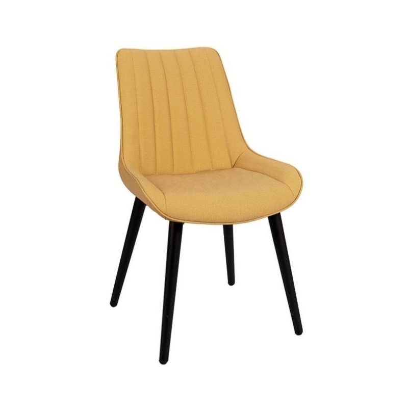 Una silla roja con patas negras sobre un fondo blanco.