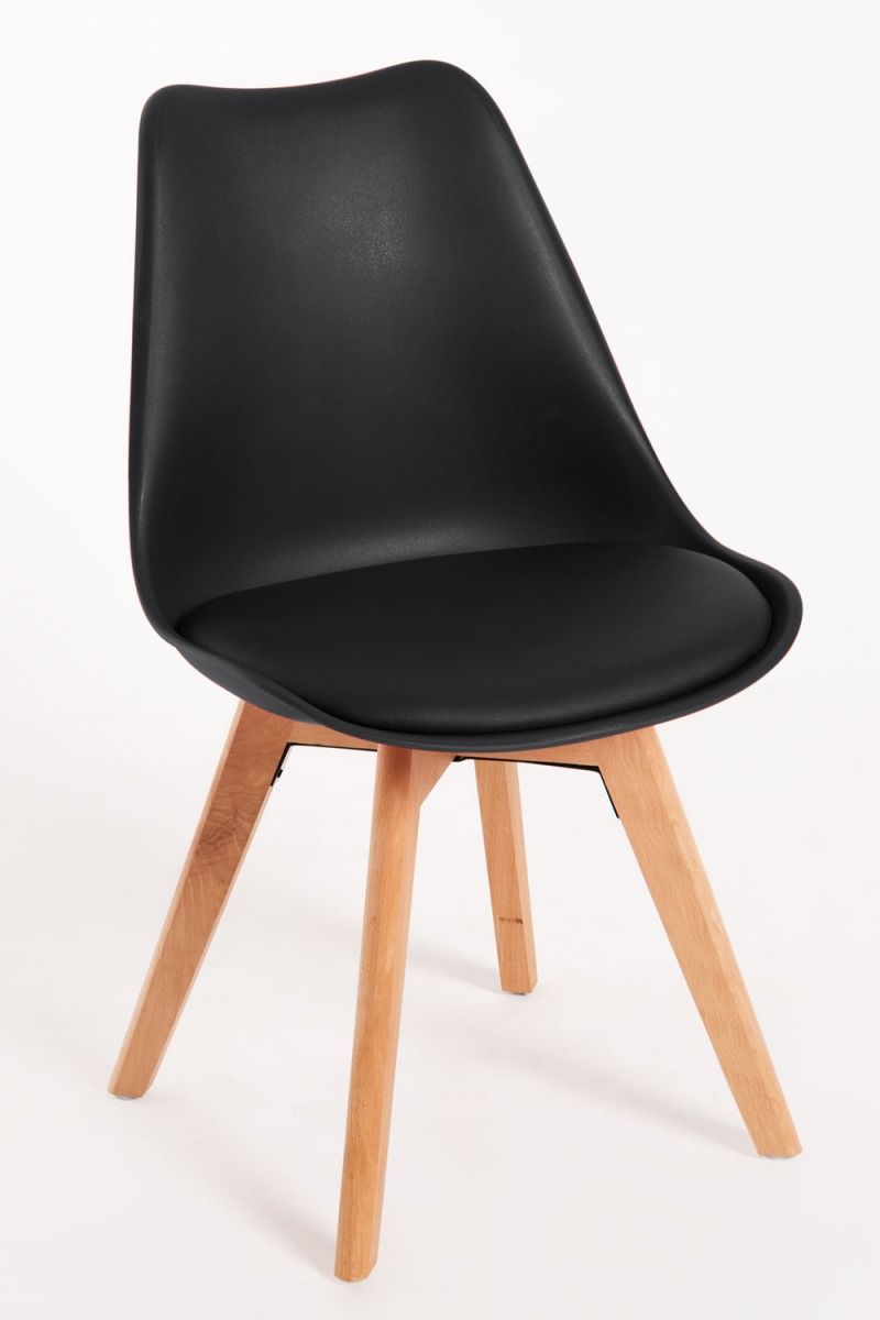 Una silla blanca con patas de madera sobre un fondo blanco.