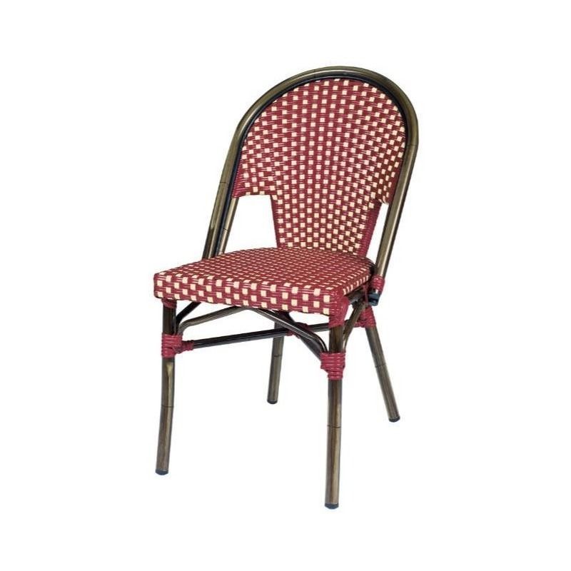 Una silla de mimbre verde y blanca con estructura de metal sobre un fondo blanco.