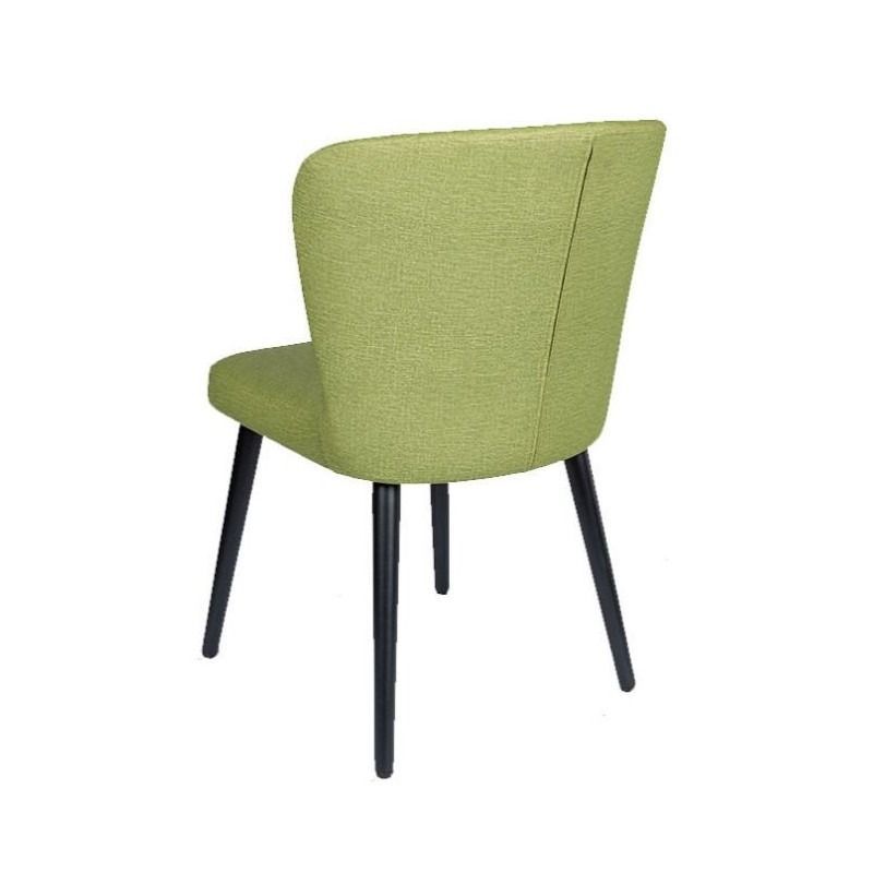 Una silla verde con patas negras sobre un fondo blanco.