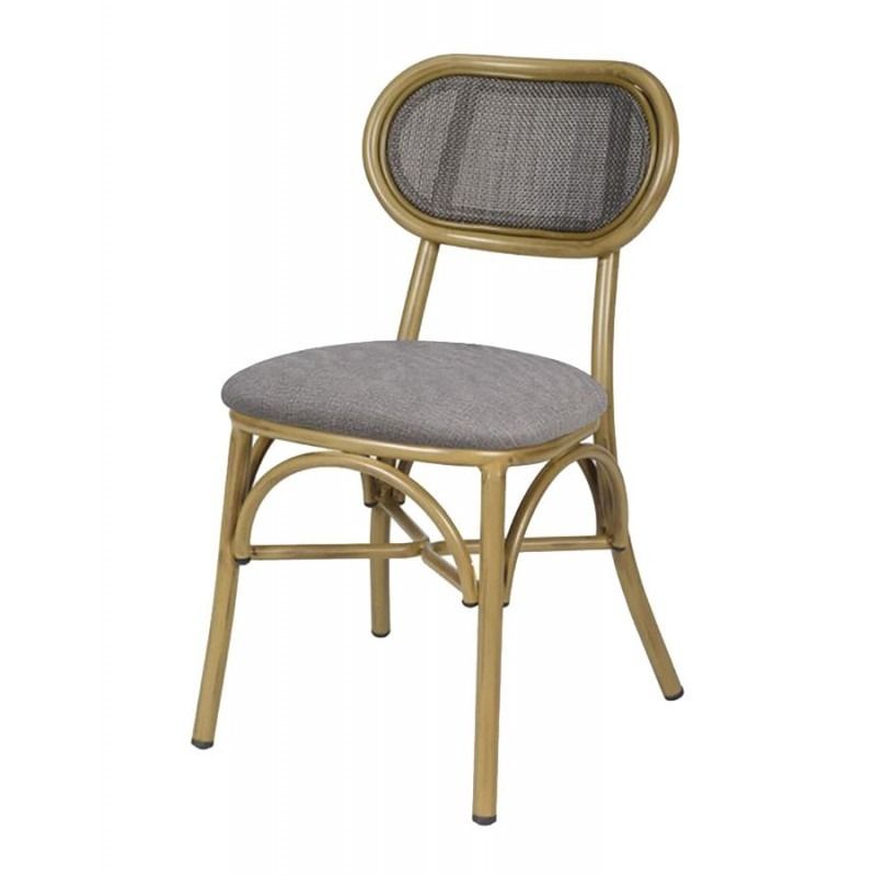 Una silla con respaldo de mimbre y cojín sobre un fondo blanco.