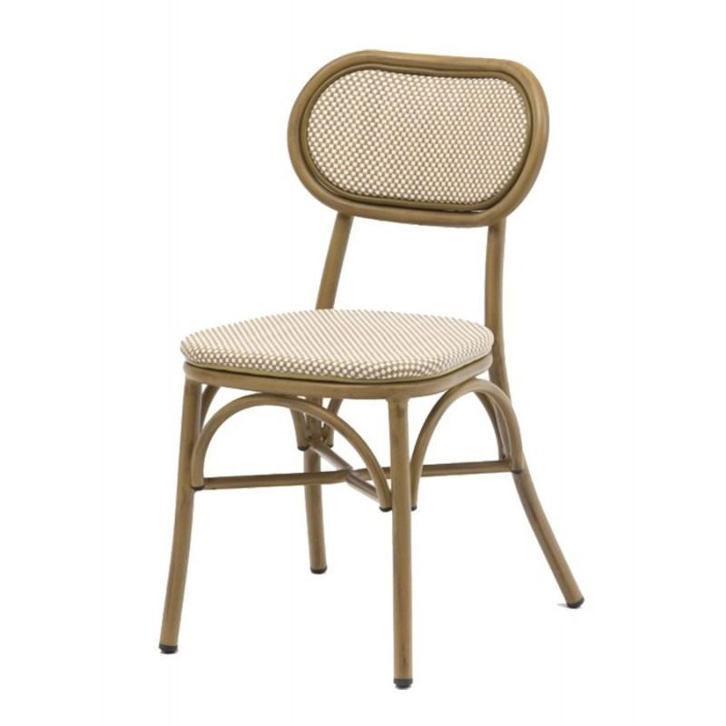 Una silla de mimbre con respaldo de malla sobre un fondo blanco.