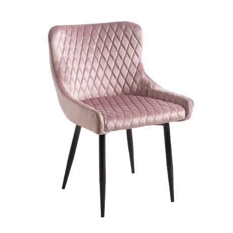 Una silla amarilla con patas negras sobre un fondo blanco.