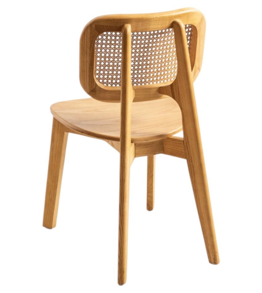 Una silla de madera con respaldo de mimbre sobre un fondo blanco.