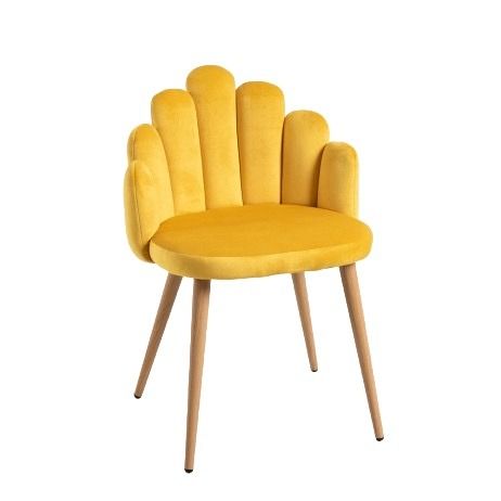 Una silla rosa con patas de madera sobre un fondo blanco.