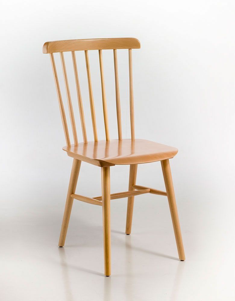 Una silla de madera con asiento y respaldo de madera sobre un fondo blanco.