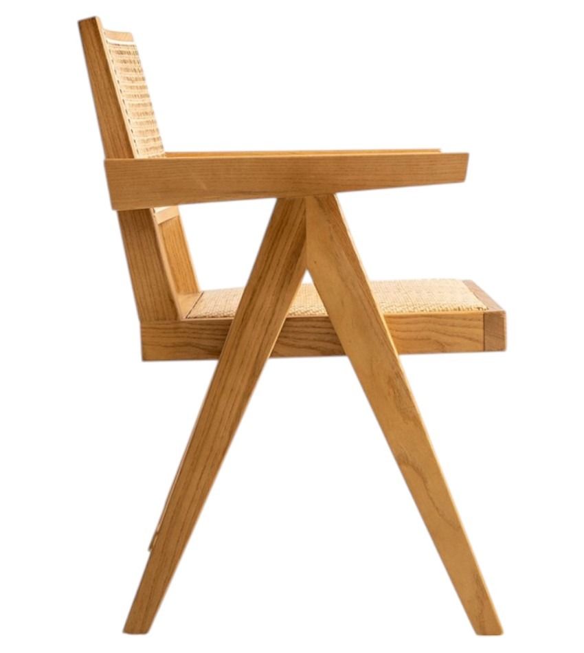 Una silla de madera con asiento y respaldo de mimbre