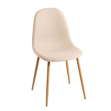 Una silla amarilla con patas de madera sobre un fondo blanco.