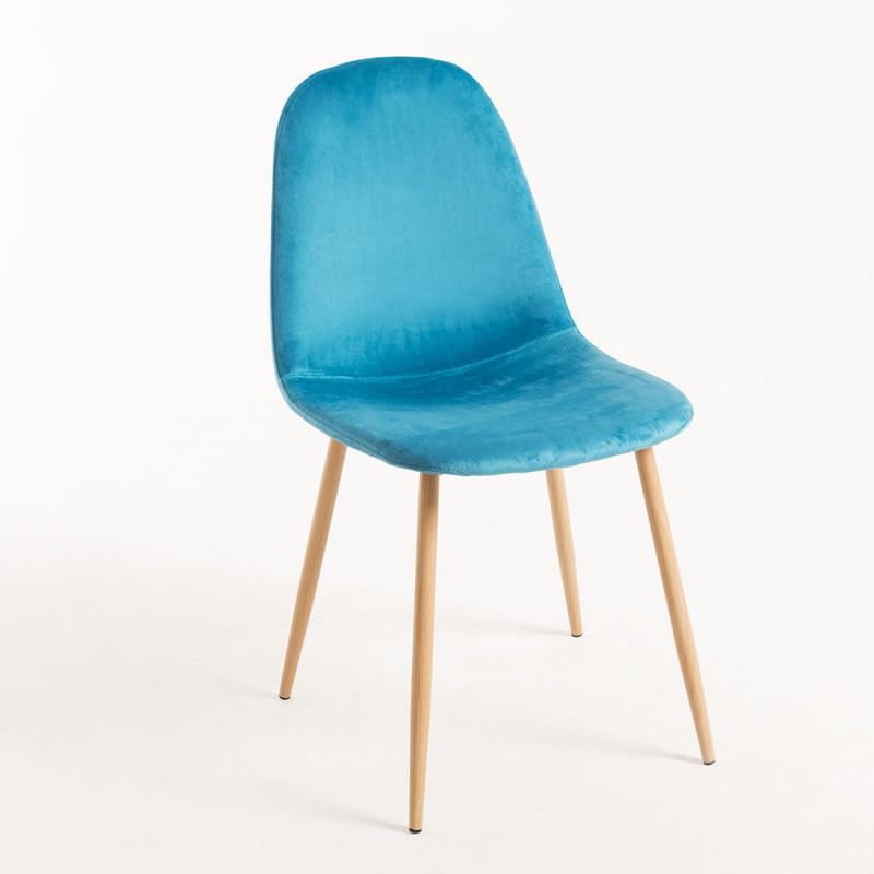 Una silla verde con patas de madera sobre un fondo blanco.