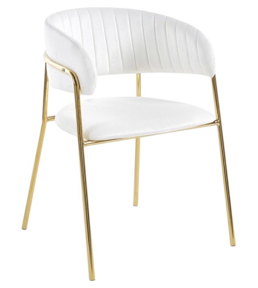 Una silla de terciopelo beige con patas doradas sobre un fondo blanco.