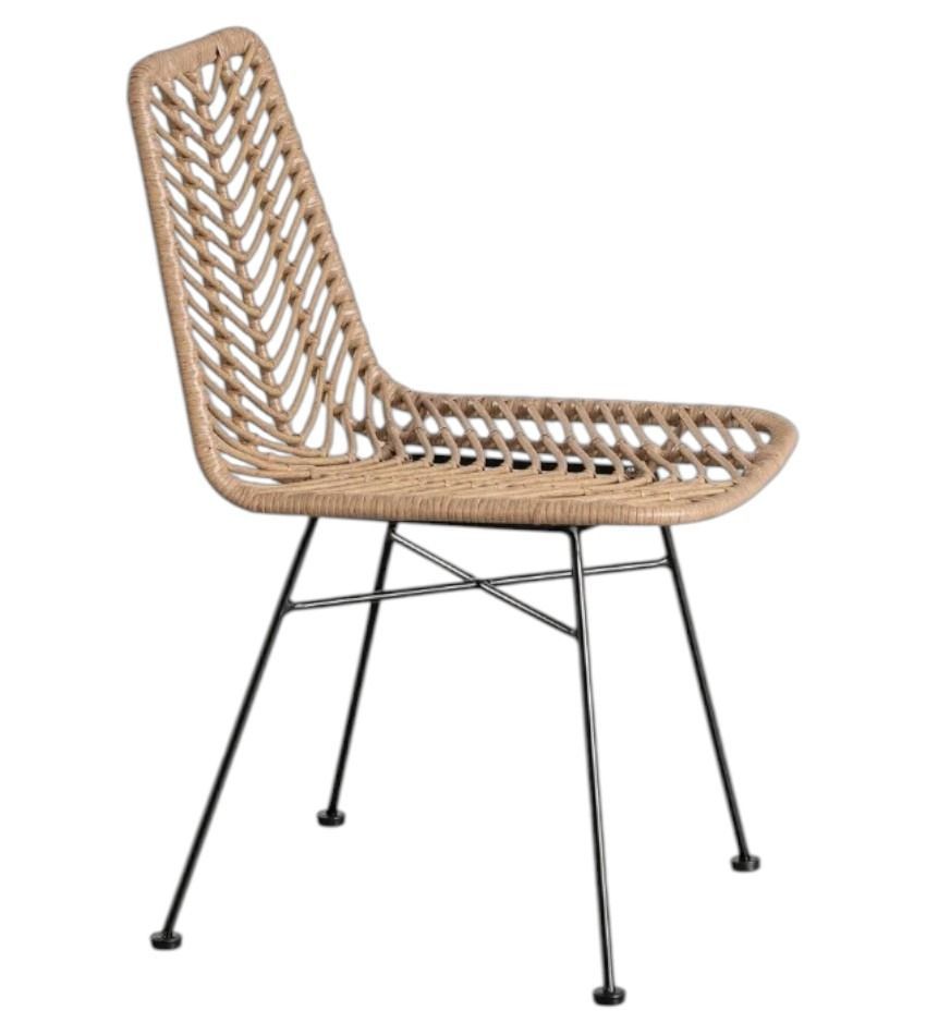 Una silla de mimbre con patas negras sobre un fondo blanco.